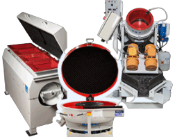 Trois machines de tribofinition dont un vibrateur circulaire, un vibrateur linéaire et une machine centrifuge à fond tournant