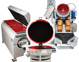 Trois machines de tribofinition : vibrateur circulaire, vibrateur linéaire et une centrifuge.
