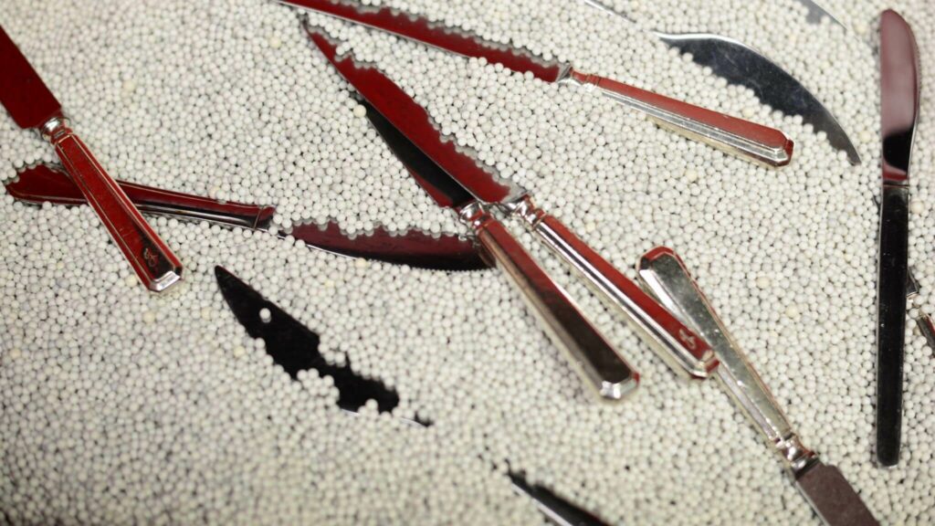 Des couteaux en cours de traitement avec des abrasifs