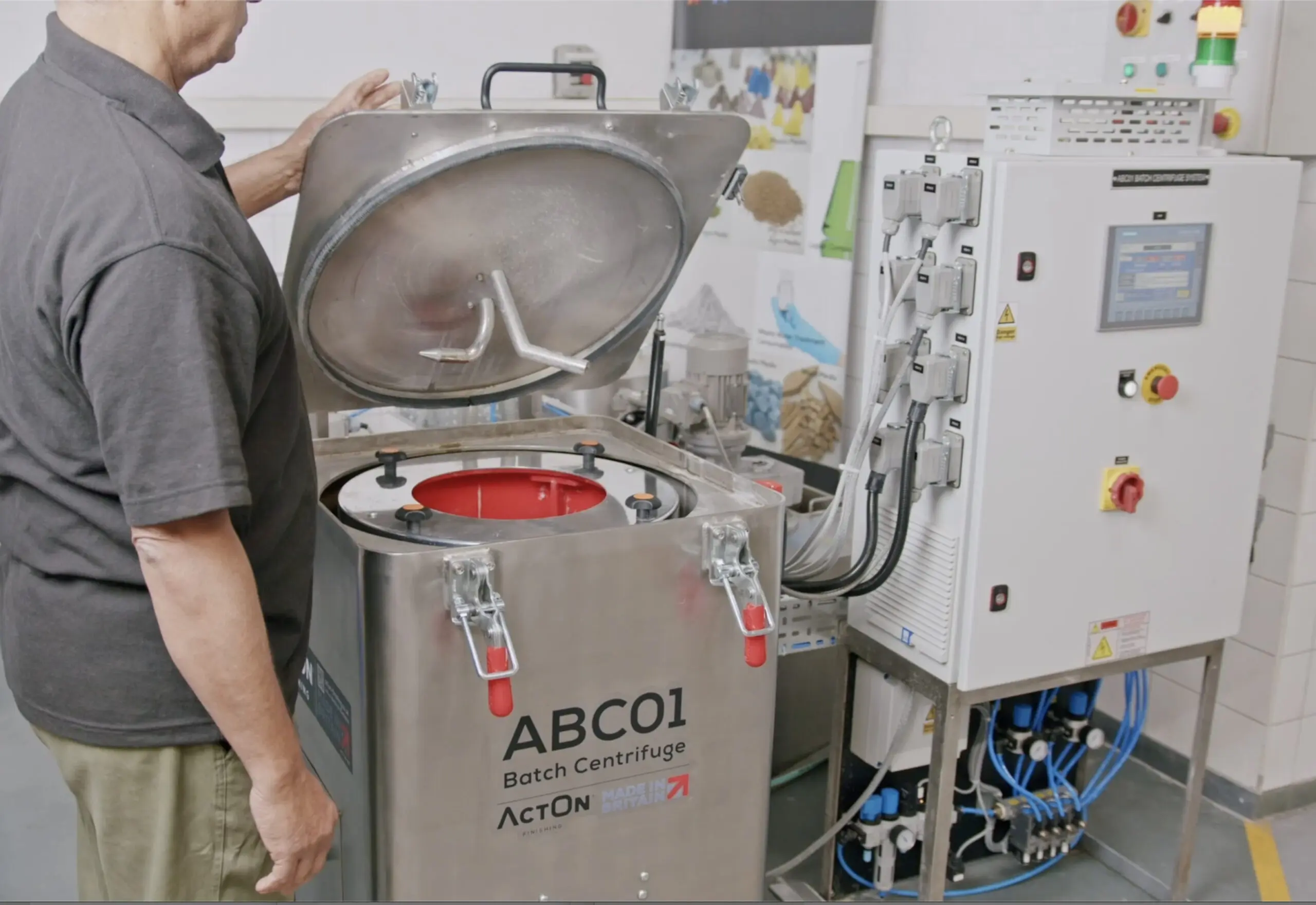 Machine de tribofinition centrifuge ABC01 avec le couvercle ouvert