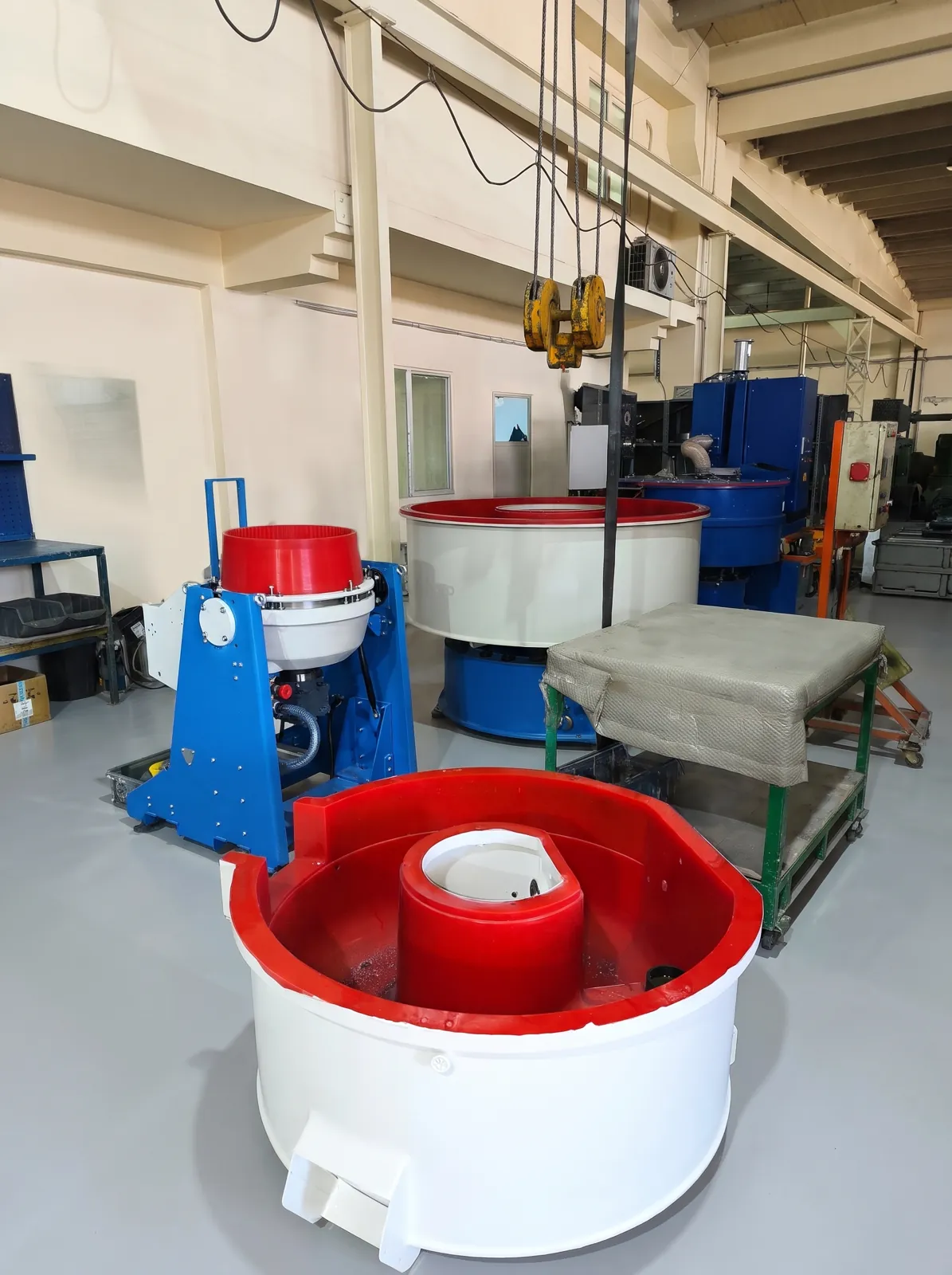 Cuves rouges et blanches prêtes pour les essais : le revêtement polyuréthane protège les pièces et prolonge la durée de vie de la machine.