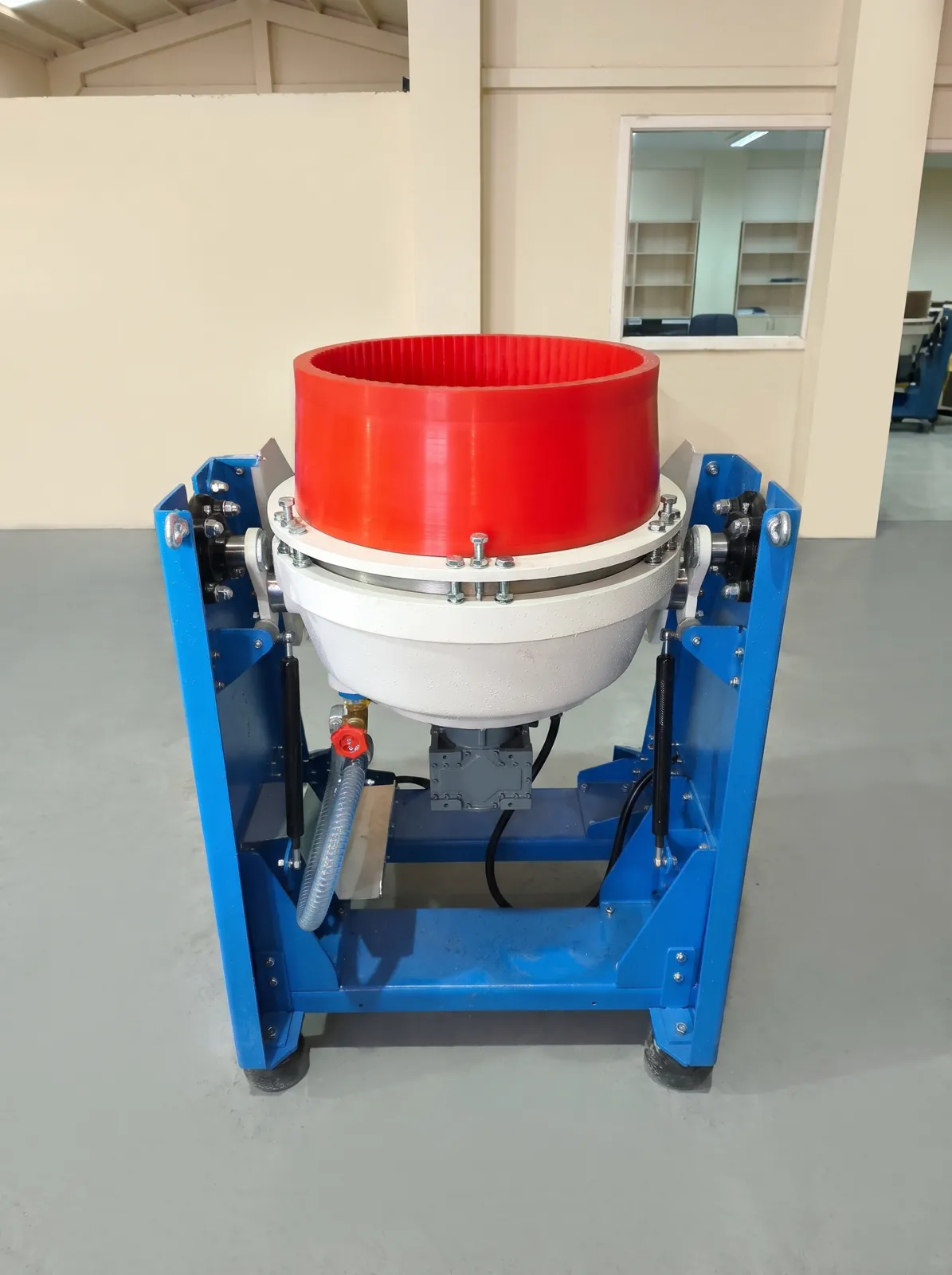 Un bol à revêtement polyuréthane monté sur son châssis basculant, pour un vidage simple et rapide.