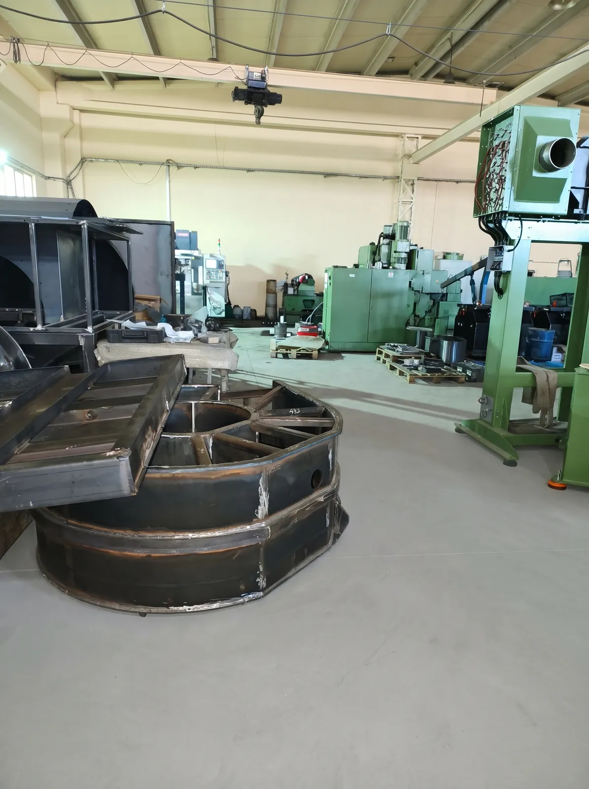 Cuve de vibrateur en acier, avant application du revêtement polyuréthane : chaque machine est préparée étape par étape.